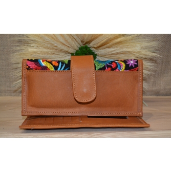 Portfel duży skórzany brązowy z kwiatowym kolorowym haftem .